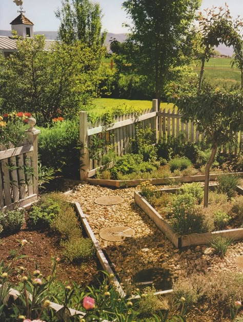 Veggie Garden Ideas Australia, Acreage Landscaping Ideas Country Life, Vegetable And Flower Garden, Colonial Garden, Potager Garden, White Picket Fence, Veg Garden, Vegetable Garden Design, Plants And Flowers