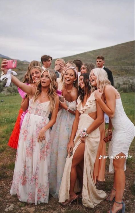 Prom Dresses Inspiration, Vintage Style Prom Dresses, Layered Prom Dress, Vintage Prom Dresses, Homecoming Poses, Prom Picture Poses, Classic Prom Dress, Prom Photoshoot, Prom Dress Inspo