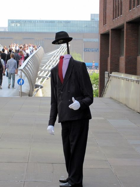 "Headless man" near Tate Modern...London. Never know WHAT you are going to run into near that area! Headless Man, Diy Halloween Masks, Tate Modern London, Man In Suit, Costumes 2024, Halloween Parejas, Unique Halloween Costumes, People With Disabilities, Invisible Man