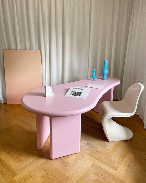 Gustaf Westman az Instagramon: „Help me name this table! Something with chunky I guess 🌀 (chunky desk is already taken)” Gustaf Westman Aesthetic, Gustaf Westman Table, Gustaf Westman, Dora Larsen, Memphis Design, Scandi Design, Table And Chair, Cool Rooms, Interior Furniture