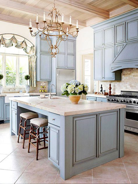 Glitz and glam are on display in this perfectly French kitchen: http://www.bhg.com/kitchen/styles/dream-kitchens/ultimate-kitchens/?socsrc=bhgpin010815perfectlyfrench Country Bathrooms, Craftsman Houses, French Country Kitchen Designs, Hutch Makeover, Kitchen Ikea, Country Kitchen Designs, Blue Kitchen Cabinets, Kabinet Dapur, French Country Kitchens