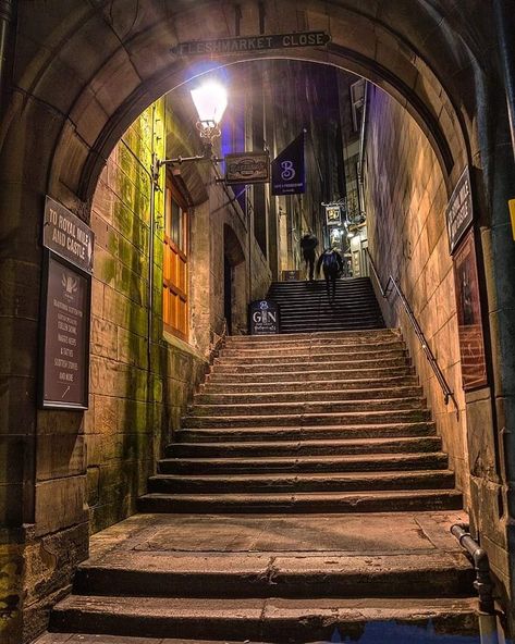 Fleshmarket Close on Market Street .... the stairs leading to Cockburn Street in Old Edinburgh. Old Edinburgh, Hanover Street, Holiday Snaps, Old Street, Market Street, Scenic Design, Ghost Town, Old London, Edinburgh Scotland