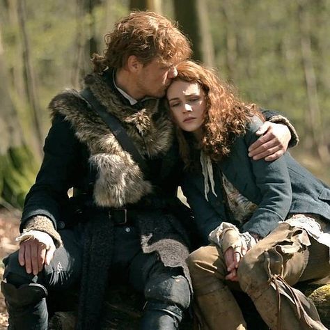 Sam & Cait on Instagram: “This scene 😥💕 @samheughan @sophie.skelton #samheughan #sophieskelton #jamiefraser #briannafraser #outlander” Starz Shows, Outlander Season 4, Lord John, Drums Of Autumn, Outlander Casting, Jamie Fraser Outlander, Outlander Tv Series, Starz Series, Sam Heughan Outlander