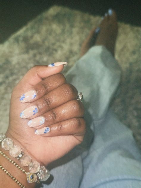 Spring nail ideas Blue Nails With Flowers Acrylic, Blue Nails Ideas Flower, Blue And White Flower Nails, Blue Nail Flower Designs, Blue Flower Design Nails, Simple Blue Flower Nails, Royal Blue Nails, Blue Nail Designs, Star Nails