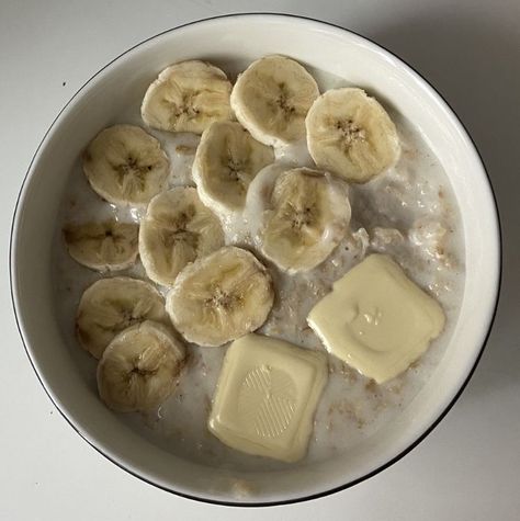 Oatmeal with bananas and white chocolate White Chocolate Oatmeal, Chocolate Oatmeal, Banana Oatmeal, Bananas, White Chocolate, Oatmeal, White