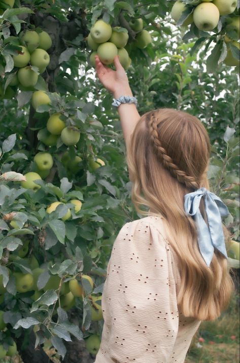 Photoshoot Apple Picking, Apple Fashion Photography, Apple Picking Outfit Hot Day, Apple Tree Photoshoot, Apple Orchard Photoshoot Friends, Apples Photoshoot, Apple Photoshoot, Apple Picking Photoshoot, Apple Orchard Photoshoot