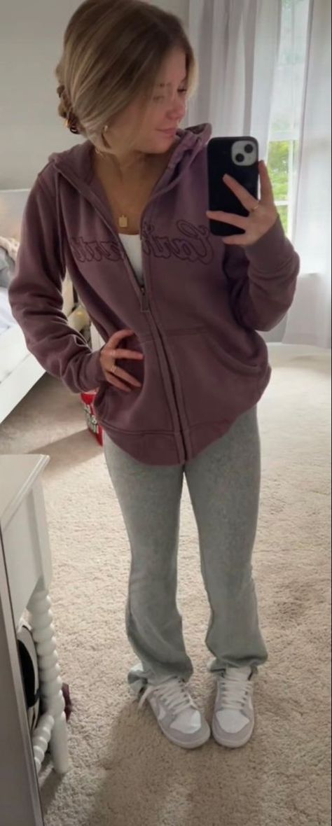 Basic Jacket Outfit, Pinterest Mom Outfits, Outfits For A Trip Casual, Basic Comfy Outfits For School, 48 Degree Weather Outfit, What To Wear To Boyfriends House Outfit, Winter Outfits School Casual, Color Leggings Outfit, 68 Degree Weather Outfit