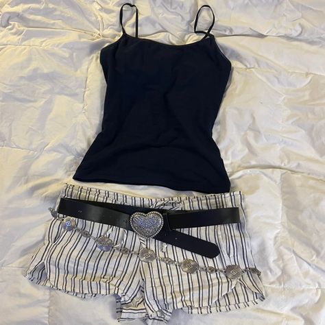 Outfit inspo layed on bed. Navy blue tank top, white and blue stripped linen mini shorts from brandy melville. Accessorized with a heart buckle leather belt and a concho belt. Low Waist Shorts Outfit, Low Waisted Shorts Outfit, Low Rise Shorts Outfits, Mini Shorts Outfit, Beachy Clothes, Tank Top Outfit, Heart Belt, Shorts Linen, Brandy Melville Shorts