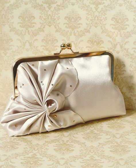 Want it Stylish Bags For Women, Bridesmaid Clutch, Elegant Clutch, Hand Bags For Women, Bridesmaid Clutches, Embellished Bags, Diy Bag Designs, Classy And Elegant, Womens Designer Bags