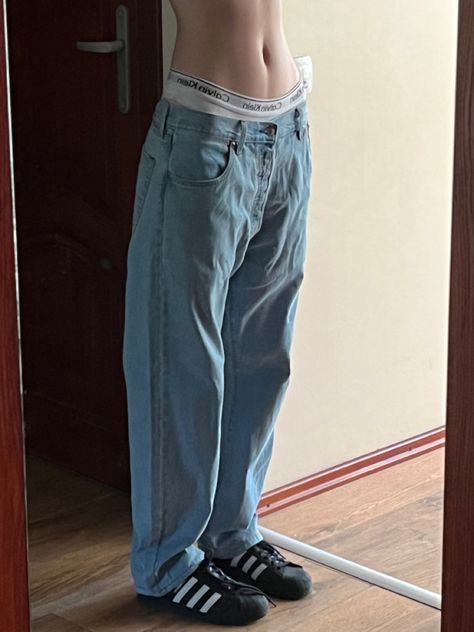 Baggy Jeans With Calvin Klein, Calvin Klein Baggy Jeans Outfit, Baggy Jeans With Boxers Women, Baggy Jeans With Boxers, Levi’s Baggy Jeans, Calvin Klein With Jeans, Calvin Klein Under Wear Women Outfit, Calvin Klein Jeans Outfit, Levi Baggy Jeans