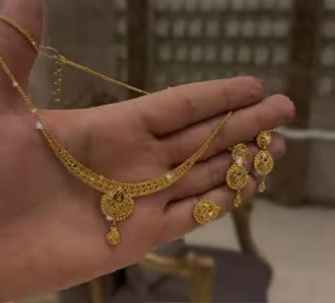 Gold Necklace Women Indian, Dubai Necklace Designs Gold, Simple Necklace Designs Gold Indian, Dubai Gold Necklace Designs, Classic Elevation, Light Weight Gold Jewellery, Fashion Jewelry Necklaces Gold, Simple Necklace Designs, Sister Songs