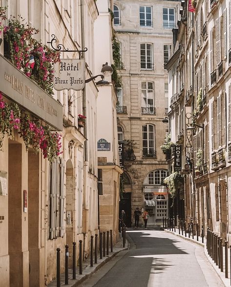 Hidden Gem in Paris' 6th District - Rue Gît-le-Cœur 6th Arrondissement Paris, Paris Street Photography, Paris Streets Aesthetic, Paris Shopping Street, Monmatre Paris, Paris Moodboard, Paris Mood Board, Paris Loft, Les Deux Magots