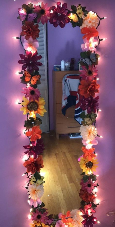 How To Make A Flower Mirror, How To Decorate A Full Length Mirror, Long Wall Mirror Decorating Ideas, Decorated Mirror Diy, Full Length Mirror Diy, Full Length Mirror Decor Ideas, Flower Mirror Frame, Mirror Design Ideas, Wall Mirror Ideas