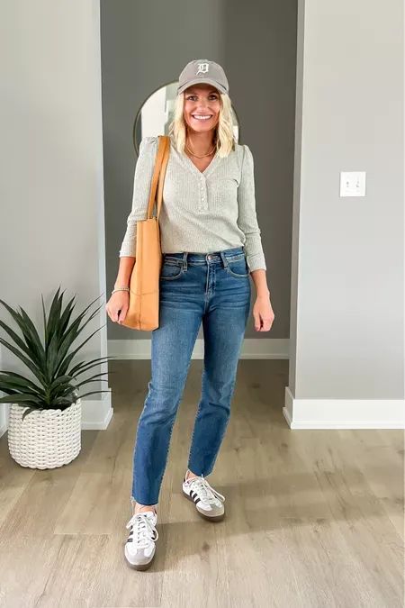 A cute mom fall outfit with jeans! Gibsonlook code: THRIFTYWIFE10 gets you 10% off! Women’s Fall Jeans Outfit, Fall Outfit With Jeans, Mom Fall Outfits, Mid Rise Jeans Outfit, Mom Outfits Fall, Outfit With Jeans, Mom Fall, Jeans Outfit Fall, Mom Jeans Outfit