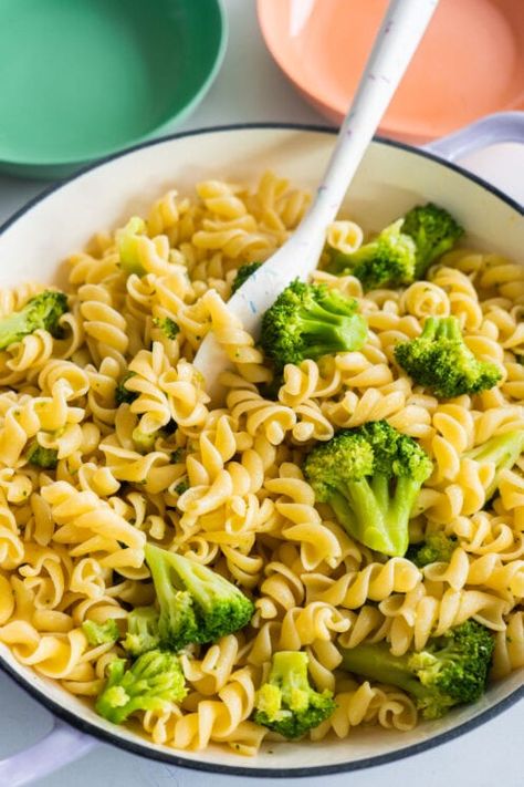 Butter Garlic Pasta with Broccoli (Frozen or Fresh Broccoli) - Brooklyn Farm Girl Broccoli Butter, Garlic Butter Pasta, Homegrown Vegetables, Pasta With Broccoli, Easy Recipe Ideas, Meals Breakfast, Italian Diet, Butter Pasta, Vegetables Recipes