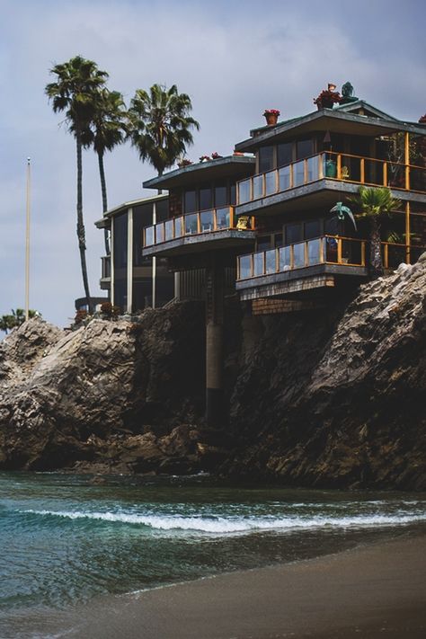 Modern cliffside house with beach House On The Beach, Villa Architecture, House Goals, Amazing Architecture, Honolulu, My Dream Home, Future House, Modern Architecture, A House