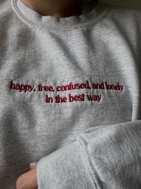 Taylor Swift Sweatshirt Embroidery, Embroidered Quotes On Clothes, Embroidery Ideas Sweatshirt, Diy Taylor Swift Shirt, Embroidery Sweatshirt Ideas, Taylor Swift Embroidery, Taylor Swift Sweatshirt, Taylor Swift Tshirt, Taylor Merch