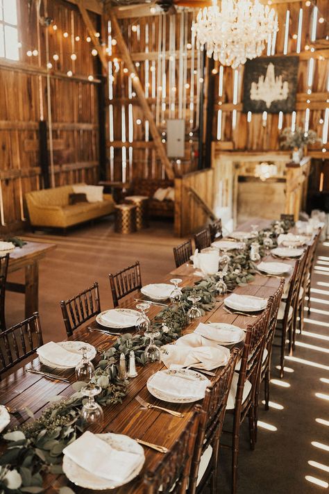 Wedding Farmhouse Table Centerpieces, Wedding In Farmhouse, Farmhouse Wedding Tablescape, Farmhouse Table Setting Wedding, Barnhouse Wedding Rustic, Farmhouse Wedding Tables, Farmhouse Wedding Table Setting, Boho Farmhouse Wedding Decor, Farmhouse Table Centerpieces Wedding