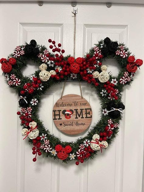 Lilo And Stitch Christmas Ornaments Diy, Christmas Decor Ideas With Ornaments, Disney Christmas Wreath Diy, Christmas Decor Ideas Disney, Disney Christmas Decor Diy, Disney Christmas Decor Ideas, Mickey Mouse Wreath Diy, Mickey Christmas Decorations, Diy Disney Christmas Decorations