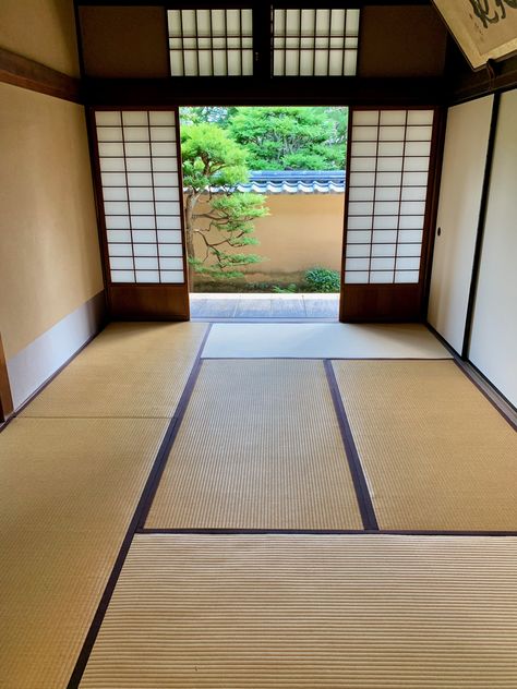 6 Mat tatami floor arrangement in Ryogen-in temple, Kyoto. Artist: Mitsuru Yokoyama Traditional Japanese Tatami Room, Japanese Home Floor Plan, Japanese Home Design Floor Plans, Tatami Mat Bedroom, Tatami Flooring, Japanese Flooring, Japanese Tatami Room, Tatami Futon, Japan Room