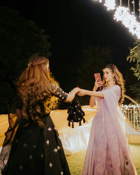 Bestie Wedding Poses, Wedding Friends Poses, Bff Poses Photo Ideas Traditional, Photoshoot Best Friend Pic Ideas, Wedding Poses With Friends, Wedding Sister Poses, Bff Wedding Pictures, Saree Poses With Sister, Aesthetic Saree Poses With Friends