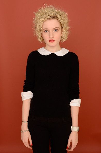 Julia Garner, actress of "We Are What We Are", beautiful horror movie set in upstate New York Ozark Ruth, Actresses With Naturally Curly Hair, Curly Hair Julia Roberts, Julia Garner Photoshoot, Julia Roberts Long Curly Hair, Julia Robert’s Curly Hair, Bob Inspiration, Beautiful Horror, Garner Style