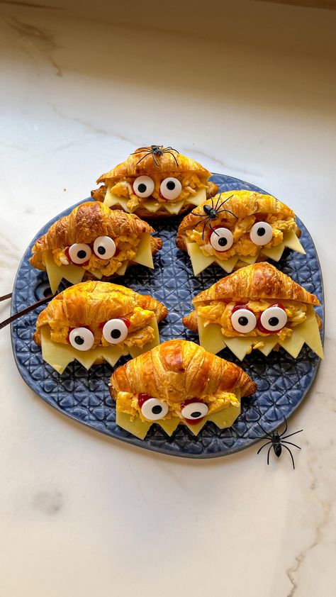 Monster Croissant: A Fun and Delicious Breakfast Treat Halloween Croissant Ideas, Halloween Kids Breakfast, Halloween Croissants, Spooky Halloween Dessert Ideas, Halloween Kid Food, Halloween Eats Ideas, Halloween Croissant, Halloween Sweet Snacks, Spooky Breakfast Ideas