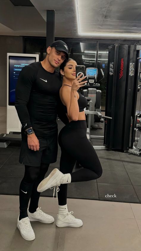 Date Night Outfits Couples, Couple Gym Outfits, Couple Working Out, Fitness Couple Aesthetic, Couple Workout Pictures, Fit Couple Aesthetic, Gym Relationship Goals, Couple Gym Goals, Couple Gym Pics