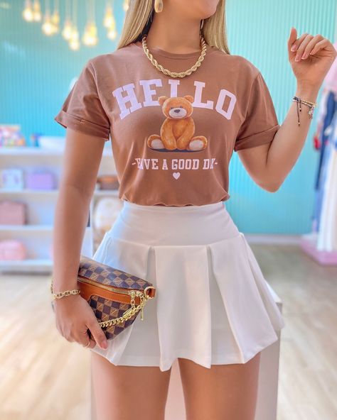 Nueva colección de t-shirts para iniciar el finde con ropa nueva😱💖🤩 DESLIZA y enamórate 🌟👉🏻 #tshirts #camisetas #ropanueva #faldas #ropafemenina #modayestilo #moda #outfitoftheday #modainternacional #estilo June 1, Outfits Ideas, Crop Tops, T Shirts, Skirt, On Instagram, Clothes