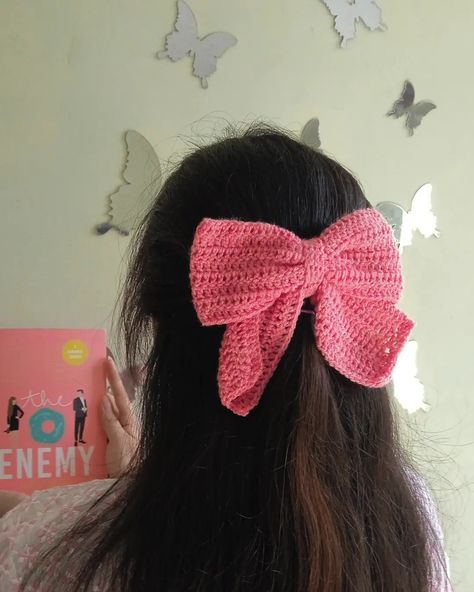 Things To Crochet For School, Crochet For School, Crochet Hair Tie, Crochet Hair Bows, Crochet Sweater Design, Crochet Store, Hand Knitting Diy, Fingerless Gloves Crochet Pattern, Diy Hair Accessories Ribbon