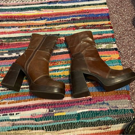 Vintage y2k l.e.i. chunky patchwork platform boots 1970s Platform Boots, 70s Womens Shoes, Vintage Gogo Boots, Vintage Platform Boots, Gogo Boots Outfit 70s, 70s Platform Boots, Chunky Brown Boots, Gogo Boots Outfit, 90s Platform Boots