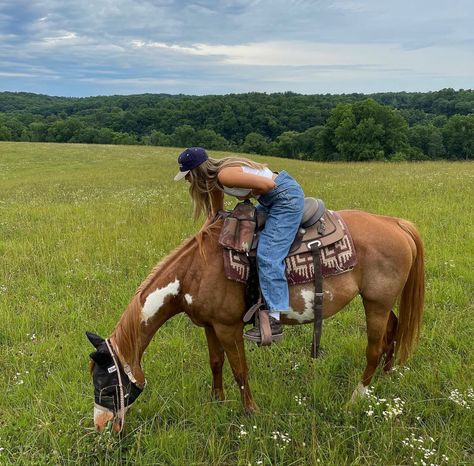 Horse Back Riding Outfits Women, Summer Horseback Riding Outfit, Horseback Riding Outfit Casual, Horse Riding Outfit Summer, Colorado Fits, Horseback Riding Outfit, Coquette Cowgirl, Foto Cowgirl, Miley Stewart