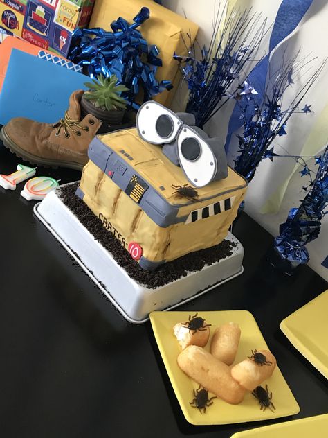 Wall E Cupcakes, Wall E Dinner And A Movie, Wall E Cake Birthdays, Walle Cake Birthdays, Wall-e Birthday Party Ideas, Walle Party Ideas, Wall-e Party Ideas, Walle Birthday Party, Wall E Themed Party