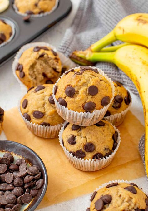 These Banana Chocolate Chip Muffins are super fluffy and moist. These are the perfect breakfast or snack. Easy to make and super tasty! Jumbo Banana Chocolate Chip Muffins, Snack Easy, Best Blueberry Muffins, Coffee Cake Muffins, Banana Chocolate Chip Muffins, Muffin Liners, Vanilla Glaze, Banana Chocolate, Banana Chocolate Chip