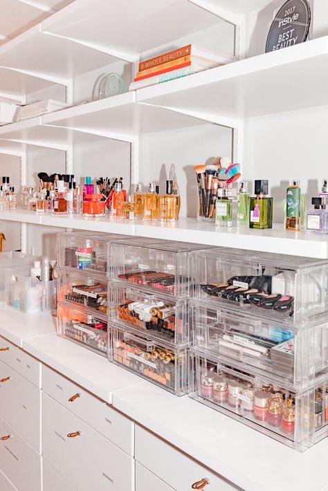 ITG's Editorial Intern organized the beauty product closet, and here is what she learned. Rangement Makeup, Penyimpanan Makeup, Organizational Tips, Closet Hacks Organizing, Dream Closet Design, Makeup Room Decor, Beauty Organization, Glam Room, Beauty Storage