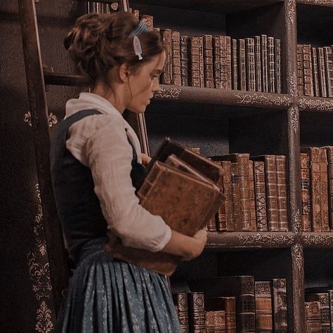 Erika Core, Library Girl, Emma Watson, Dark Academia