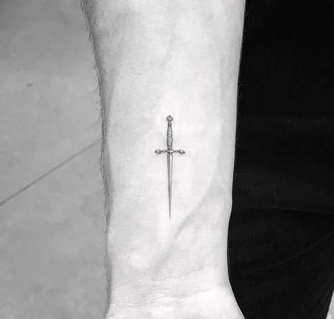 Bang Bang Tattoo, Tatuagem Masculina Pequena, Warrior Tattoos, Tattoos Geometric, Dagger Tattoo, Full Sleeve Tattoos, Badass Tattoos, Dainty Tattoos, Sleeve Tattoos For Women