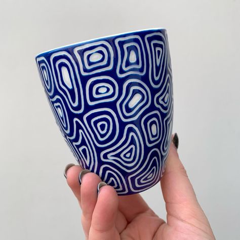 Experimenting with this funky little pattern on a dark blue pot - my dremel has made this sgraffito technique soooooo much faster✨🦋🌷 Check out my website to see all of my available ceramics for sale, link in bio ✨😘 #art #artist #ceramics #pottery #painting #illustrator #ceramicstudio #potterytiktok #potterypainting #painter #potteryart #ceramicpainter #floral #bisqueware #glaze #trinketdish #creative #smallbusiness #smallbusinessowner #smallartist #floral #trinketdish #plate #potterylove #d... Sgraffito Technique Patterns, Pots Painting Ideas, Sgraffito Pottery, Sgraffito Technique, Bio Art, Ceramics Pottery, Ceramic Studio, Sgraffito, Pottery Painting