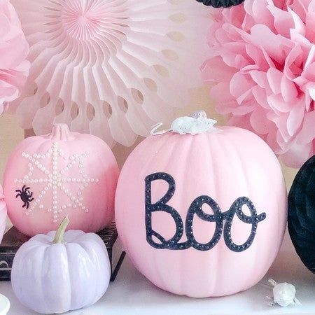 Haunted Art, Girly Autumn, Halloween Theme Birthday, Pink Halloween Decor, Halloween Torte, Halloween First Birthday, Halloween 1st Birthdays, Halloween Themed Birthday Party, Decorative Pumpkins