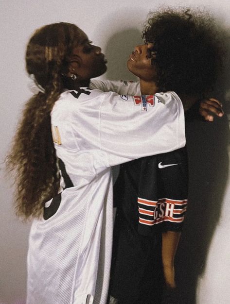 Lesbian Couple Photoshoot Poses Black, Black Sapphic Aesthetic, Black Les Couples Goals, Wlw Aesthetic Black, Black Sapphic, Wlw Black Women, Black Wlw Aesthetic, Poc Wlw, Wlw Black