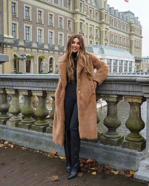 Negin Mirsalehi on Instagram: “Cold and windy, but luckily wearing my @liujoglobal coat to keep me warm and cute. Also so happy to be back home. 🤗 #liujopeople” Negin Mirsalehi Outfits, Cozy Winter Outfits Casual, Prague Outfits, Casual Winter Fits, Trendy Fall Outfits Casual, Winter Outfits Cozy, Cozy Fall Fashion, Fall Outfits Trendy, Look Kylie Jenner