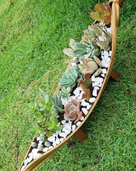 A palm frond pod turn... - Re-Scape Inspired Recycling | Facebook Palm Tree Crafts, Palm Frond Art, Garden Decor Projects, Garden Crafts Diy, Garden Art Sculptures Diy, Garden Deco, Garden Artwork, Garden Art Projects, Diy Yard