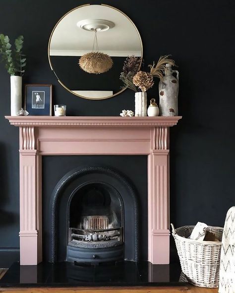 Dark living room fireplace with a contrasting pink mantel Traditional Fireplace Mantel, Painted Fireplace, Fireplace Feature Wall, Paint Fireplace, Black Fireplace, Victorian Fireplace, Fireplace Mantel Decor, White Fireplace, Cosy Living