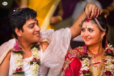 Sindoor Daan Photography, Sindur Dan Photography, Sindoor Moment, Wedding Photography Poses Bridal Party, Big Indian Wedding, Bride Groom Photoshoot, Marriage Stills, Wedding Foto, Amazing Dp