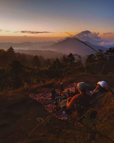 Picnic On Mountain, Sunset Picnic Mountain, Picnic Aesthetic Mountains, Mountain Picnic Ideas, Mountain Couple Aesthetic, Mountain Date, Sunrise Picnic, Mountain Picnic, Mountain Proposal