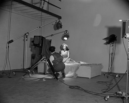 George Hurrell - most well sought after and highest paid Hollywood photographer  - in his photography studio, posing Jane Russell Old Hollywood Aesthetic, Hollywood Aesthetic, George Hurrell, Hollywood Lights, Paramount Studios, Jane Russell, Roman Holiday, My Fair Lady, Magnum Photos