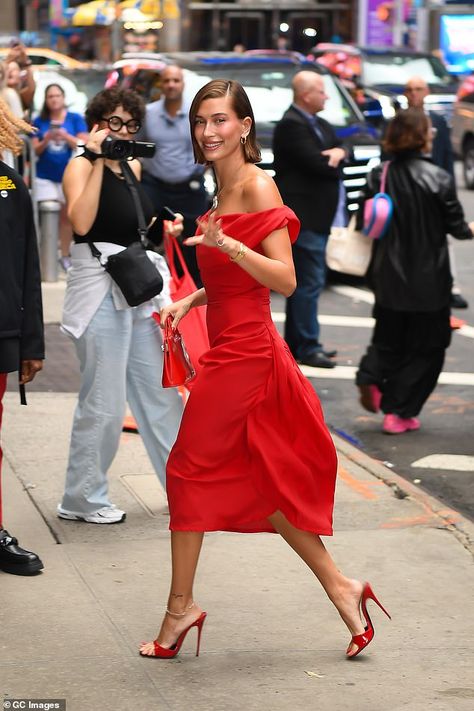 Celebrity Red Dress, Hailey Bieber Style, Hailey Baldwin Style, Red Satin Dress, Heels Outfits, Red Dress Outfit, Summer Linen Dresses, Red High Heels, August 28