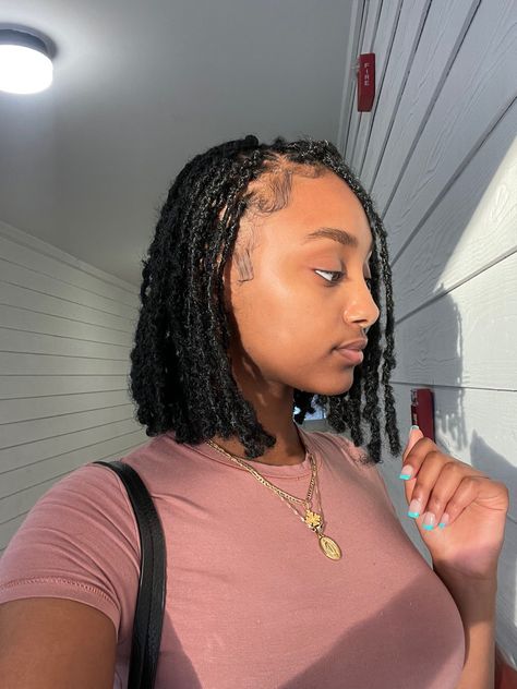 Short Fake Locs, Knotless Faux Locs Short, Bob Locks For Black Women, Short Curly Locs Black Women, Bob Locs Hairstyles For Black Women, Invisible Locs Bob, Bob Faux Locs Styles, Short Faux Locs Styles Shoulder Length, Mini Faux Locs