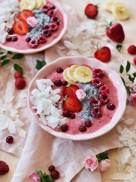 gefrorene Joghurt-Bowl mit Erdbeeren, Banane, Chia und Kokos - Fashion Kitchen Acai Bowls, Protein Bar, Breakfast Bowl, How To Grill Steak, Breakfast Bowls, Protein Bars, Smoothie Bowl, Cafe Restaurant, Chutney