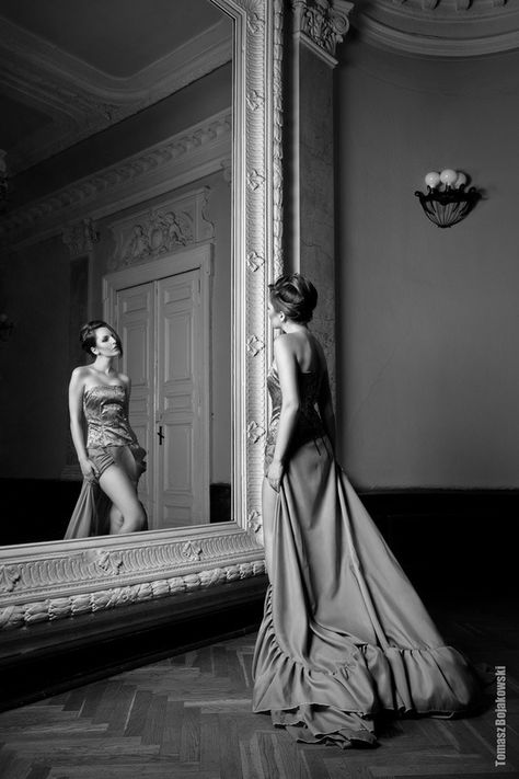 . Two Women Pose Reference, Woman In The Mirror, Mirror Photoshoot, Giant Mirror, Mirror Photography, Portrait Drawings, Shotting Photo, Fashion Mirror, Mirror Reflection